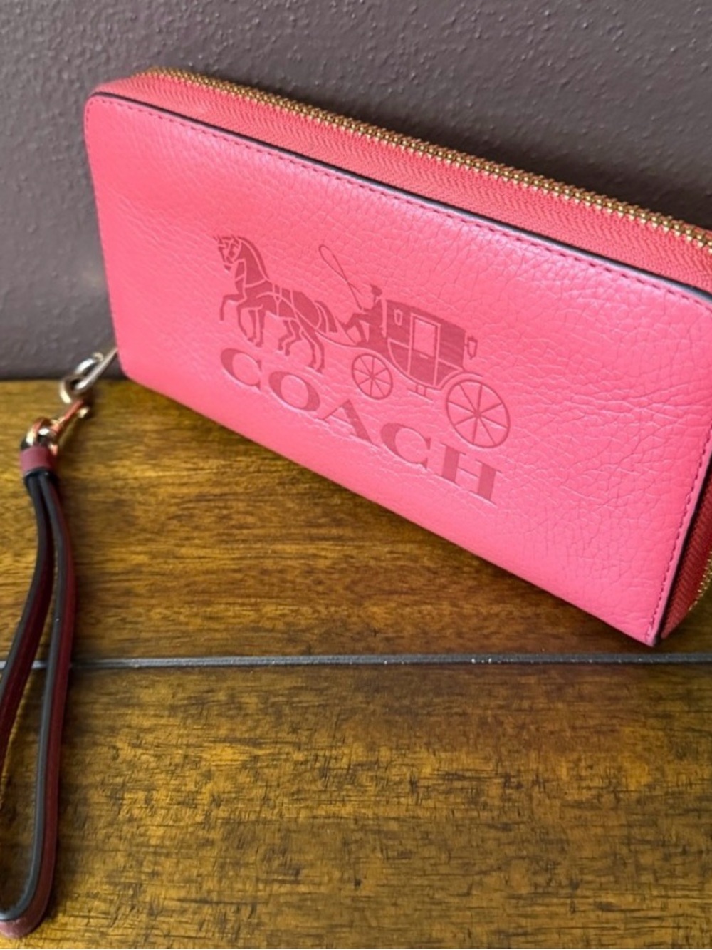 Coach Long Zip Around Wristlet Wallet with Horse & Carriage! Like new condition - Picture 4 of 8